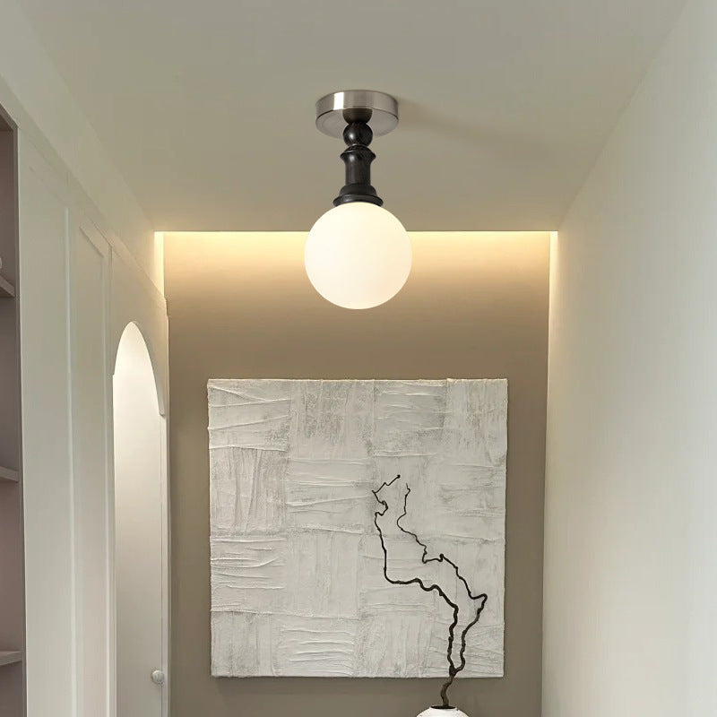 مصباح سقف فرنسي تقليدي أسطواني الشكل مصنوع من الزجاج وخشب الدردار والحديد، مزود بمصباح واحد، مثبت بشكل نصف مسطح، لغرفة المعيشة