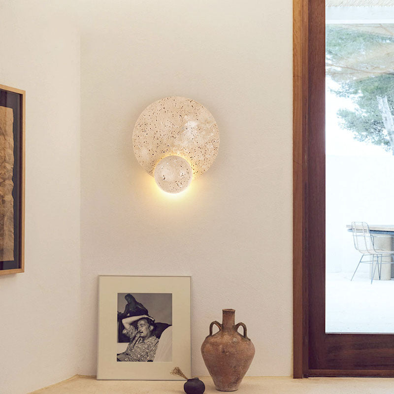 現代的なスカンジナビアのラウンドオーブイエロートラバーチンLEDウォールスコンスランプリビングルーム用