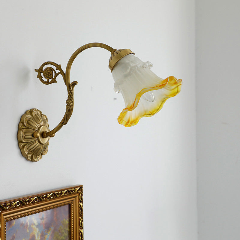 مصباح حائطي فرنسي تقليدي على شكل وردة زهرية من الزجاج والنحاس مزود بإضاءة واحدة لغرفة المعيشة