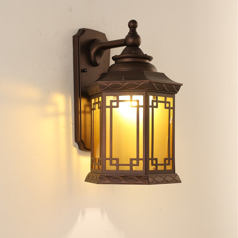 مصباح حائطي تقليدي بتصميم منزل ريفي مستطيل الشكل مصنوع من الزجاج والألومنيوم، مزود بإضاءة واحدة لغرفة النوم