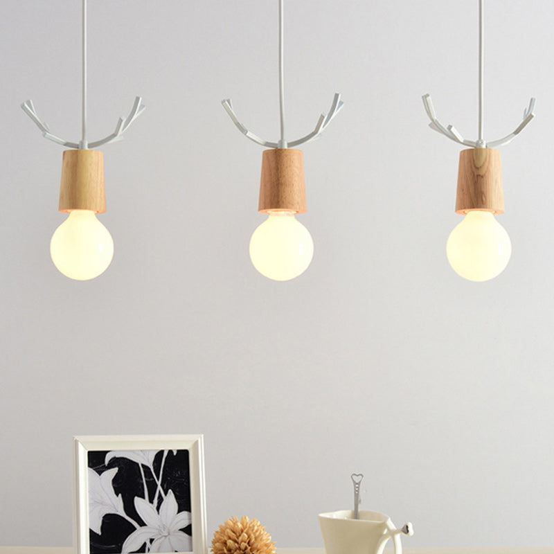 ثريا معاصرة على الطراز الاسكندنافي، مصنوعة من أسطوانة قرن الغزال الطويلة المستديرة، مصنوعة من الخشب والمعدن، بثلاثة مصابيح لغرفة المعيشة