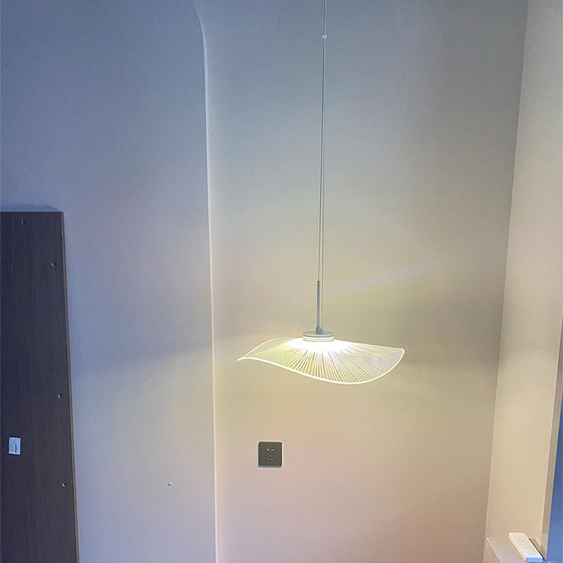 現代的な北欧風アルミアクリルハット 蓮の葉 LEDペンダントライト 寝室用