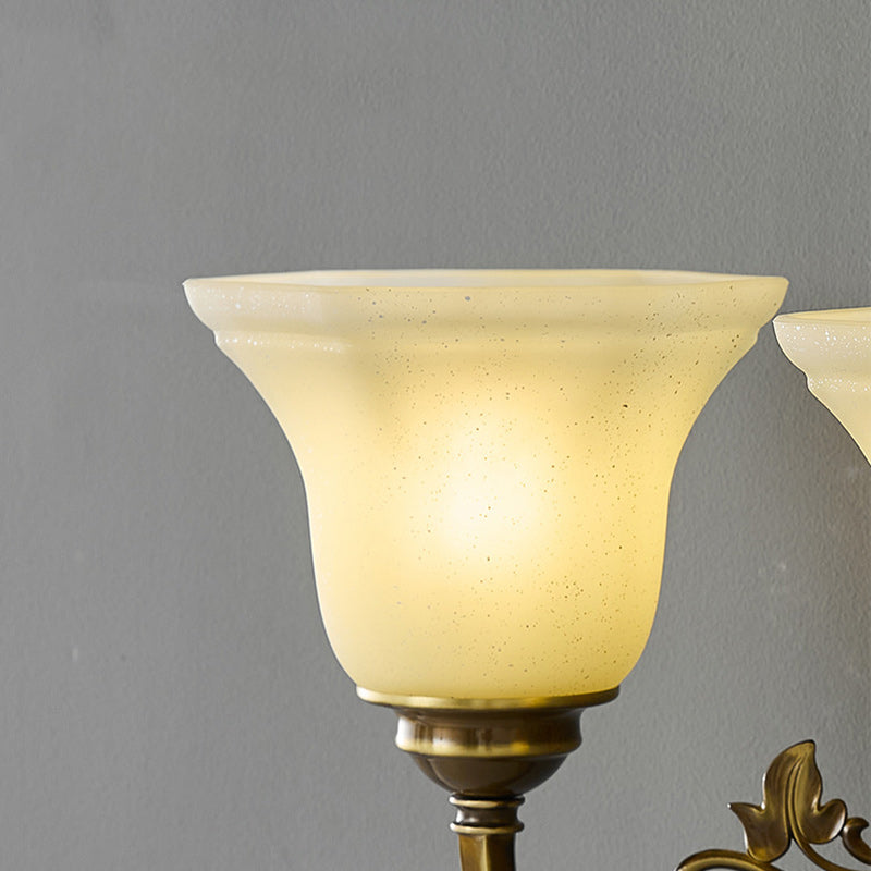 مصباح حائطي تقليدي أوروبي مصنوع من النحاس والزجاج على شكل قرن منحوت بنصف ضوء لوضعه بجانب السرير