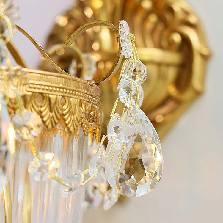 مصباح حائطي تقليدي أوروبي مصنوع من سبائك النحاس والزجاج والكريستال على شكل دمعة منحوت بنصف ضوء لغرفة المعيشة
