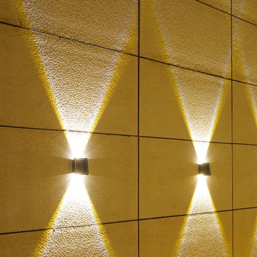 مصباح حائط LED مستطيل الشكل مقاوم للماء يعمل بالطاقة الشمسية بتصميم عصري بسيط للفناء الخارجي