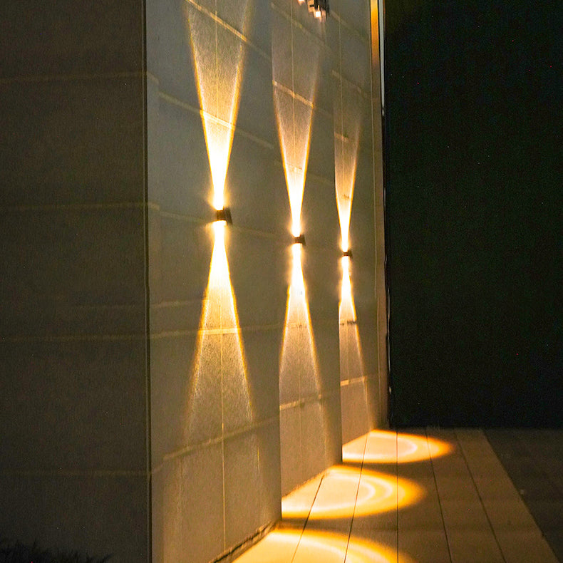 مصباح حائط LED مستطيل الشكل مقاوم للماء يعمل بالطاقة الشمسية بتصميم عصري بسيط للفناء الخارجي