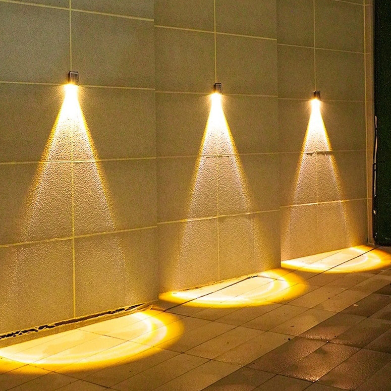 مصباح حائط LED مستطيل الشكل مقاوم للماء يعمل بالطاقة الشمسية بتصميم عصري بسيط للفناء الخارجي