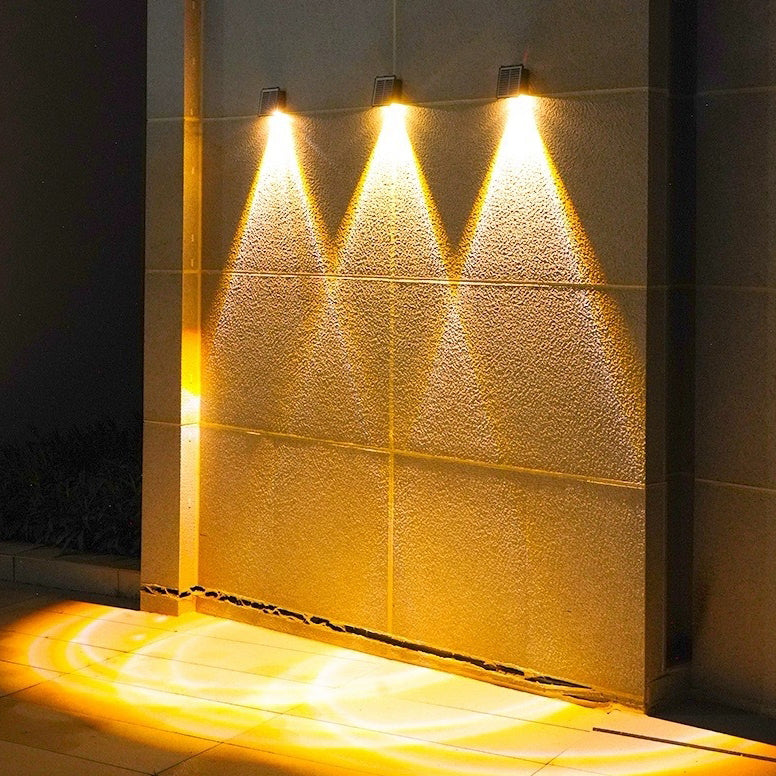 مصباح حائط LED مستطيل الشكل مقاوم للماء يعمل بالطاقة الشمسية بتصميم عصري بسيط للفناء الخارجي