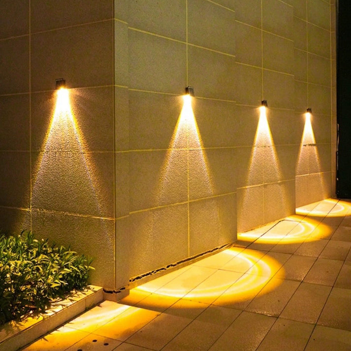 مصباح حائط LED مستطيل الشكل مقاوم للماء يعمل بالطاقة الشمسية بتصميم عصري بسيط للفناء الخارجي