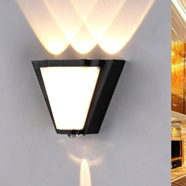 مصباح حائط LED مثلث الشكل مصنوع من الألومنيوم والأكريليك المقاوم للماء بتصميم عصري بسيط للفناء الخارجي