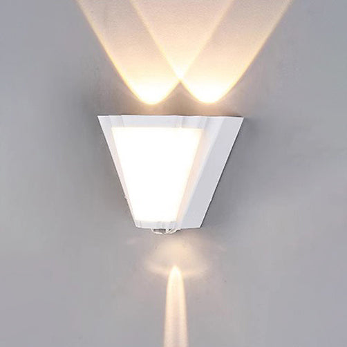 مصباح حائط LED مثلث الشكل مصنوع من الألومنيوم والأكريليك المقاوم للماء بتصميم عصري بسيط للفناء الخارجي