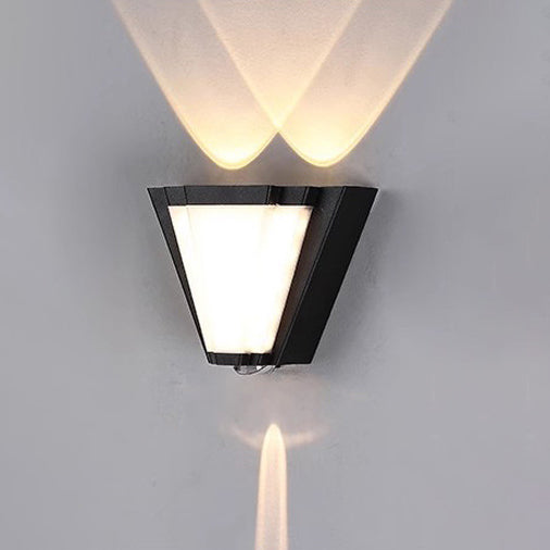 مصباح حائط LED مثلث الشكل مصنوع من الألومنيوم والأكريليك المقاوم للماء بتصميم عصري بسيط للفناء الخارجي