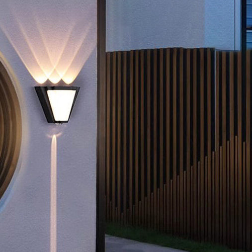 مصباح حائط LED مثلث الشكل مصنوع من الألومنيوم والأكريليك المقاوم للماء بتصميم عصري بسيط للفناء الخارجي
