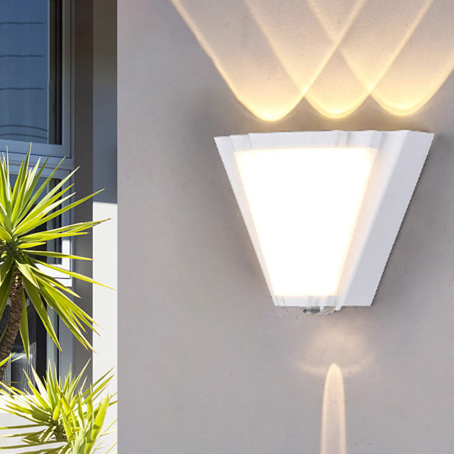 مصباح حائط LED مثلث الشكل مصنوع من الألومنيوم والأكريليك المقاوم للماء بتصميم عصري بسيط للفناء الخارجي