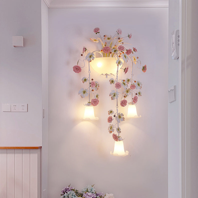 伝統的な農家風セラミックと鉄、ガラス、手作りの花柄ローズ5灯壁取り付け用ランプ(廊下用)