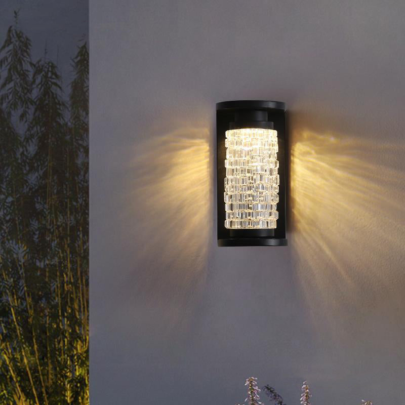 مصباح جداري LED أسطواني الشكل مصنوع من الفولاذ المقاوم للصدأ بتصميم عصري فاخر مقاوم للماء مصنوع من الكريستال الأكريليكي للفناء الخارجي