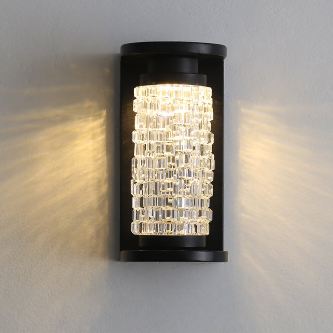 مصباح جداري LED أسطواني الشكل مصنوع من الفولاذ المقاوم للصدأ بتصميم عصري فاخر مقاوم للماء مصنوع من الكريستال الأكريليكي للفناء الخارجي