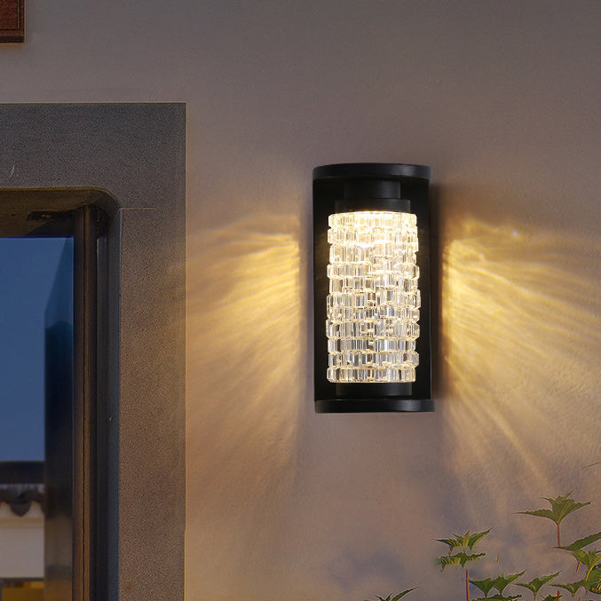 مصباح جداري LED أسطواني الشكل مصنوع من الفولاذ المقاوم للصدأ بتصميم عصري فاخر مقاوم للماء مصنوع من الكريستال الأكريليكي للفناء الخارجي