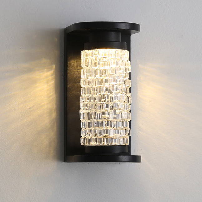 مصباح جداري LED أسطواني الشكل مصنوع من الفولاذ المقاوم للصدأ بتصميم عصري فاخر مقاوم للماء مصنوع من الكريستال الأكريليكي للفناء الخارجي
