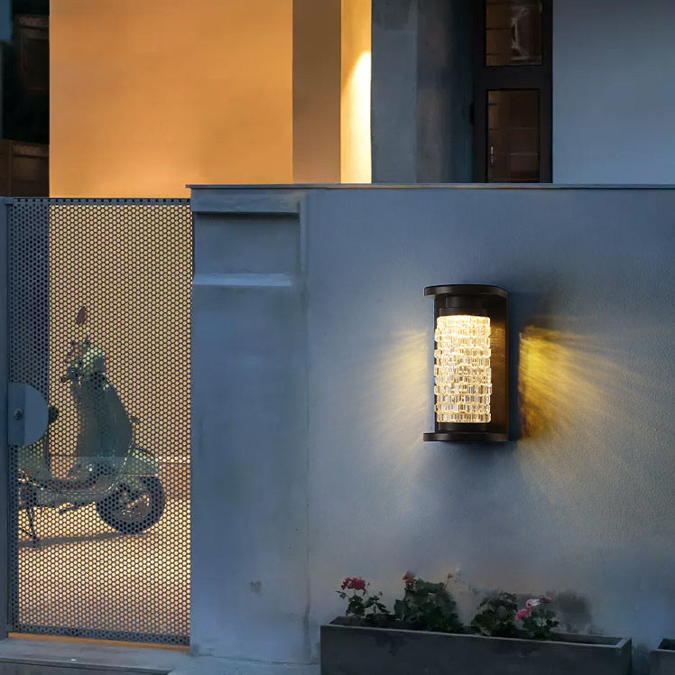 مصباح جداري LED أسطواني الشكل مصنوع من الفولاذ المقاوم للصدأ بتصميم عصري فاخر مقاوم للماء مصنوع من الكريستال الأكريليكي للفناء الخارجي