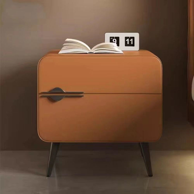 طاولة جانبية معاصرة على الطراز الاسكندنافي مصنوعة من الجلد والألياف الدقيقة والفولاذ الكربوني والخشب الصلب والمعدن، ذات شكل مربع أسطواني دائري مع درجين لغرفة النوم