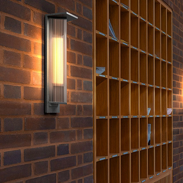 مصباح حائط خارجي مقاوم للماء مصنوع من الألومنيوم والزجاج بتصميم عصري وبسيط