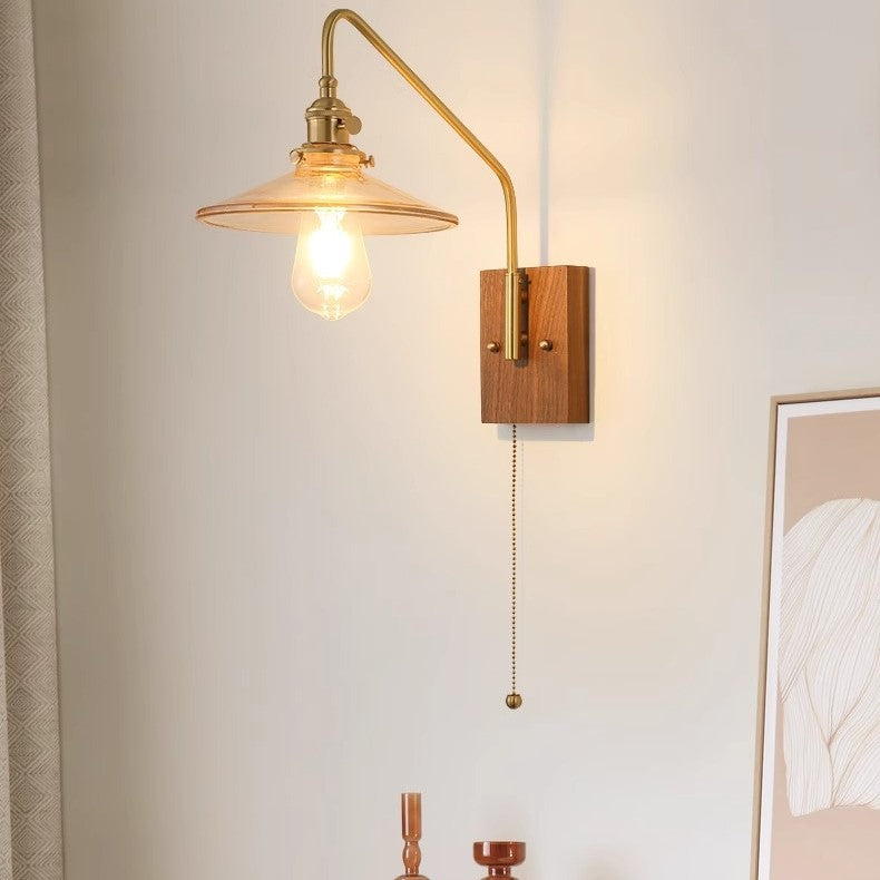 مصباح حائطي تقليدي عتيق بقاعدة مستطيلة من الزجاج والنحاس والجوز ومصباح واحد لغرفة النوم