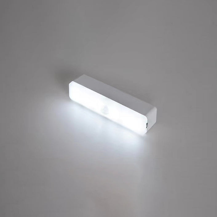 مصباح حائط LED مكعبي الشكل بتصميم عصري بسيط مع مستشعر تلقائي لغرفة المعيشة