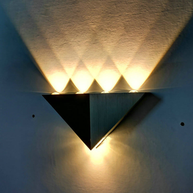 مصباح حائط LED بتصميم هرمي مثلثي من الألومنيوم والأكريليك بتصميم إبداعي حديث