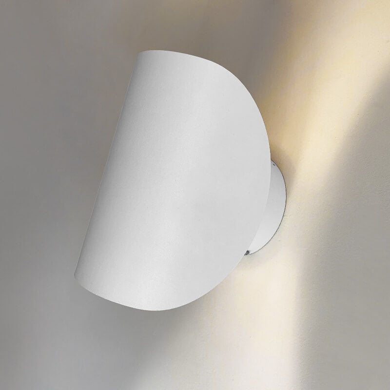 مصباح حائطي حديث بسيط من الحديد المنحني بإضاءة واحدة