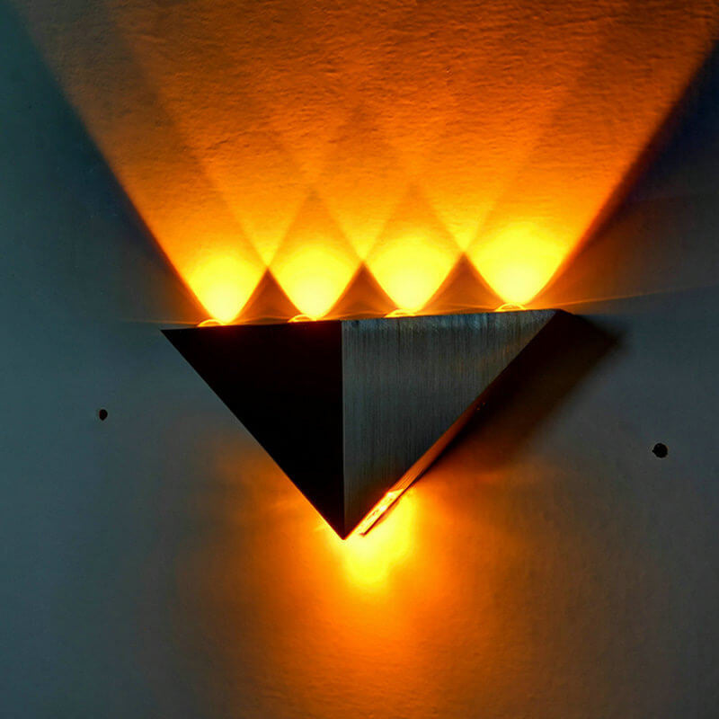 مصباح حائط LED بتصميم هرمي مثلثي من الألومنيوم والأكريليك بتصميم إبداعي حديث