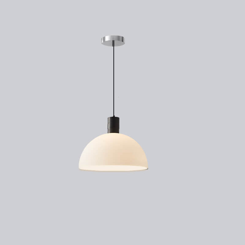 مصباح معلق عتيق من الحديد على شكل قبة دائرية مزود بمصباح واحد