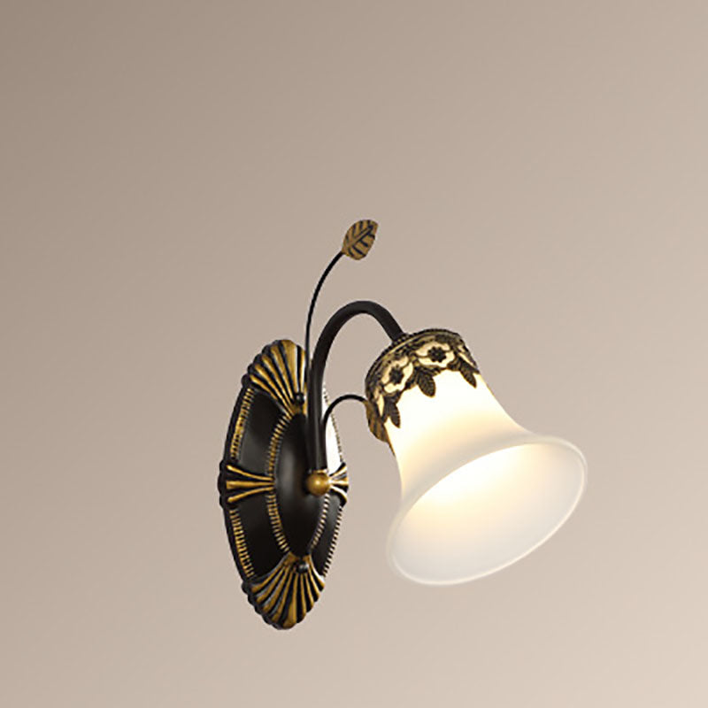 مصباح حائطي إسكندنافي حديث بسيط على شكل كأس زهور مصنوع من الزجاج مزود بإضاءة واحدة