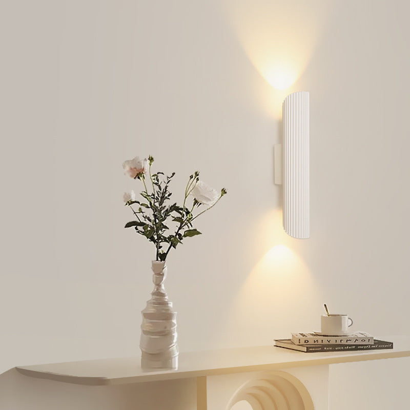 مصباح حائط LED بتصميم أسطواني معاصر من الحديد والألومنيوم بتصميم نورديك لوضعه بجانب السرير 