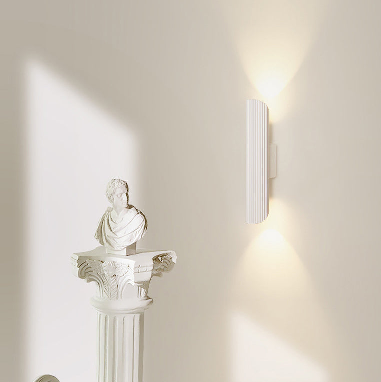 مصباح حائط LED بتصميم أسطواني معاصر من الحديد والألومنيوم بتصميم نورديك لوضعه بجانب السرير 