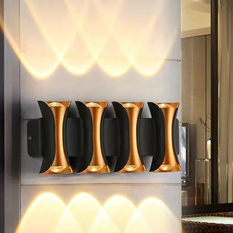 مصباح حائط LED مستطيل الشكل مصنوع من الألومنيوم والزجاج بتصميم عصري بسيط ومقاوم للماء للفناء الخارجي 