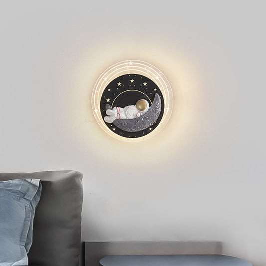مصباح حائط LED دائري الشكل بتصميم رائد فضاء مصنوع من الراتنج بتصميم سماء نجمية وقمر إبداعي معاصر لغرفة المعيشة