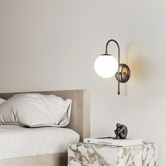 مصباح حائطي فاخر من Nordic Light مزود بكرة زجاجية مستديرة وذراع نحاسية منحنية ومصباح واحد 