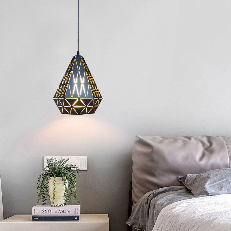 مصباح معلق مثلثي من الحديد بتصميم هندسي بسيط من Nordic Simplicity مزود بمصباح واحد 