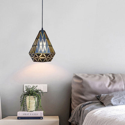 مصباح معلق مثلثي من الحديد بتصميم هندسي بسيط من Nordic Simplicity مزود بمصباح واحد 