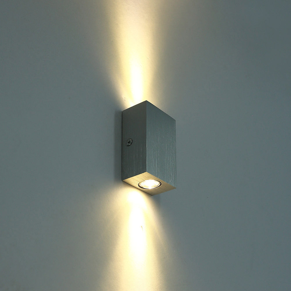 مصباح حائط LED مكعب من الألومنيوم المقاوم للماء بتصميم عصري وبسيط للفناء الخارجي 