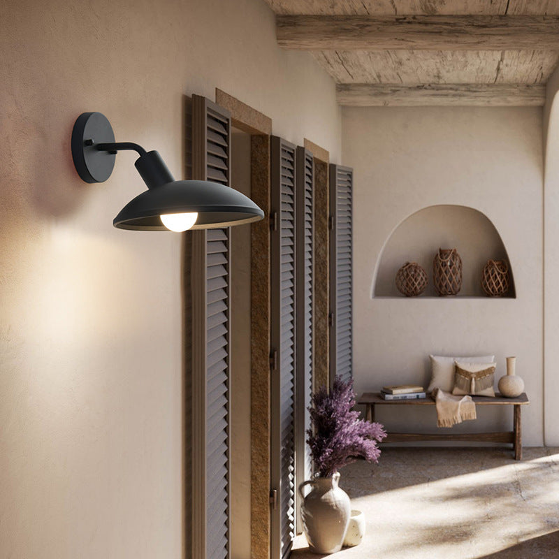 مصباح حائط دائري حديدي مقاوم للماء بتصميم عصري بسيط مزود بمصباح واحد للفناء الخارجي 