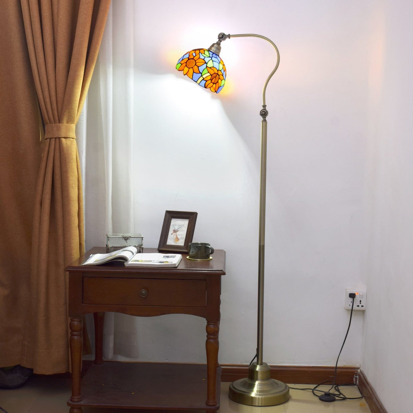 Traditional Tiffany Iron Glss Dome Round Gerbera 1-Light Standing Floor Lamp For Bedside