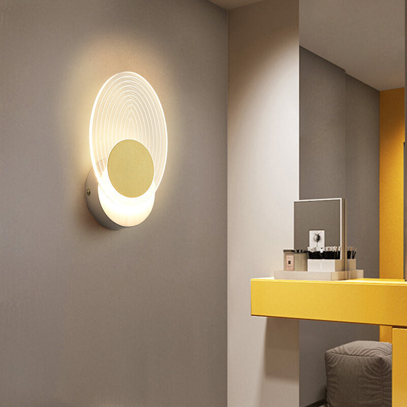 مصباح حائط LED هندسي من الأكريليك باللون الذهبي الفاخر بإضاءة عصرية 