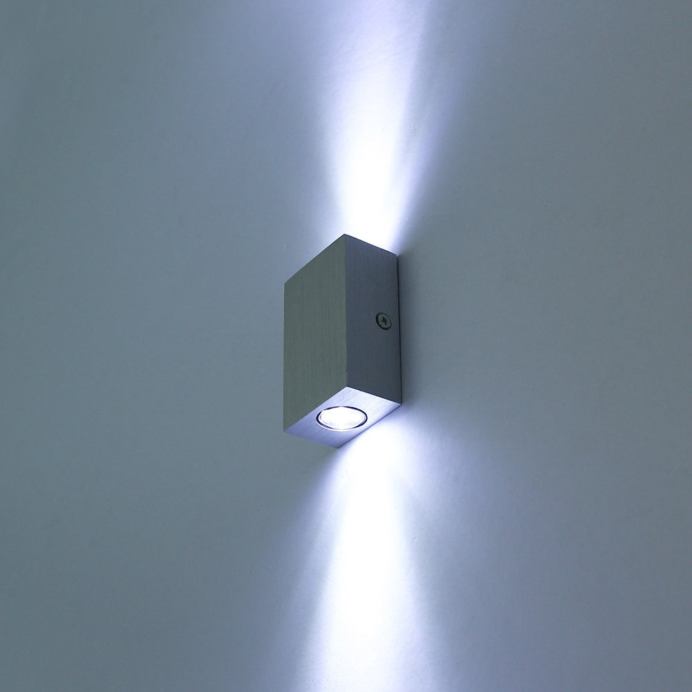 مصباح حائط LED مكعب من الألومنيوم المقاوم للماء بتصميم عصري وبسيط للفناء الخارجي 