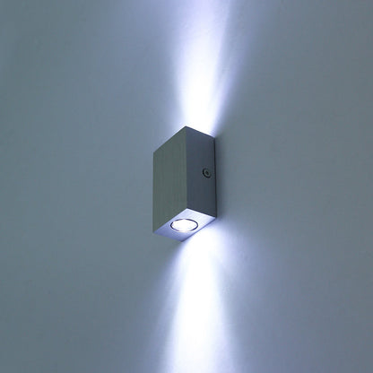 مصباح حائط LED مكعب من الألومنيوم المقاوم للماء بتصميم عصري وبسيط للفناء الخارجي 