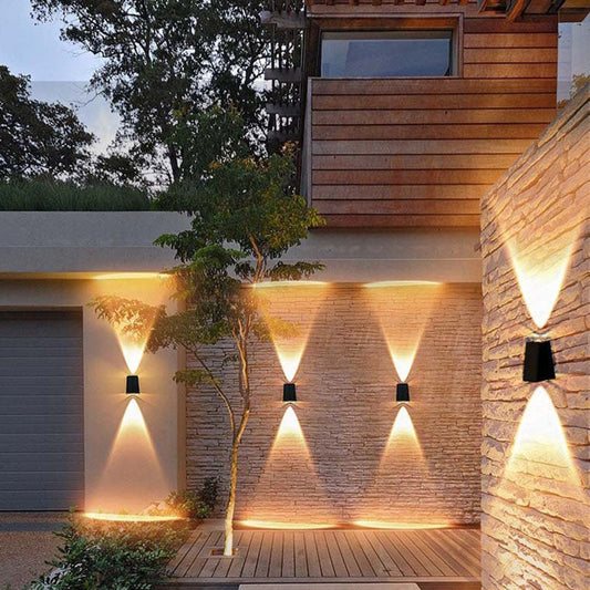 مصباح حائط LED شبه منحرف ABS PMMA مقاوم للماء يعمل بالطاقة الشمسية بتصميم عصري بسيط للفناء الخارجي 