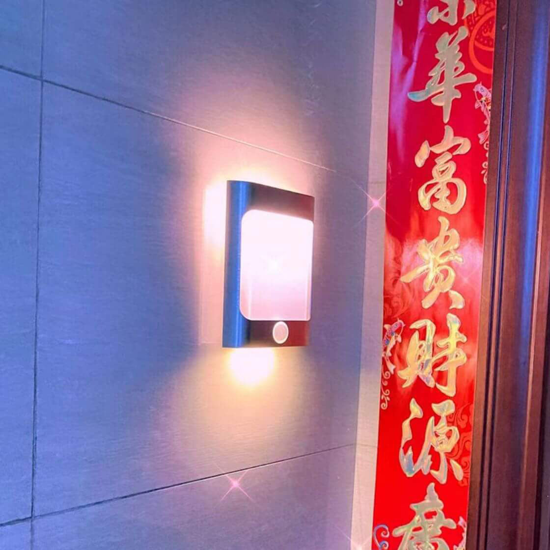 مصباح حائط LED عصري مستطيل الشكل من الألومنيوم قابل لإعادة الشحن عبر USB 