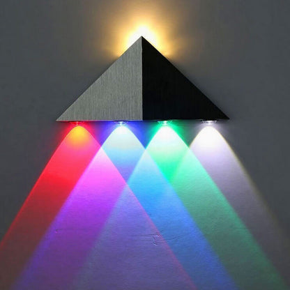 مصباح حائط LED بتصميم هرمي مثلثي من الألومنيوم والأكريليك بتصميم إبداعي حديث 