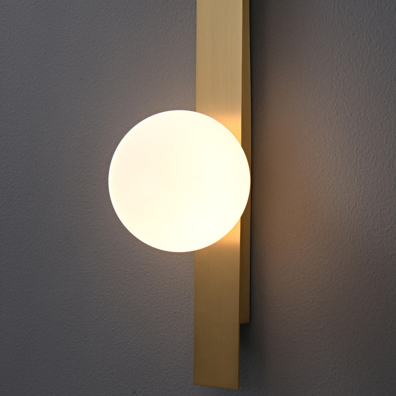 مصباح حائط LED بتصميم عصري بسيط مصنوع من النحاس والزجاج بتصميم دائري لغرفة النوم 